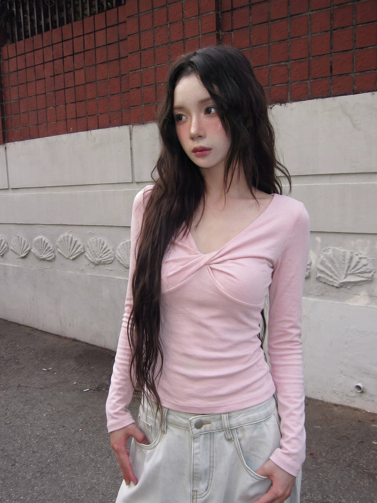 VネックツイストショルダーロングTシャツ